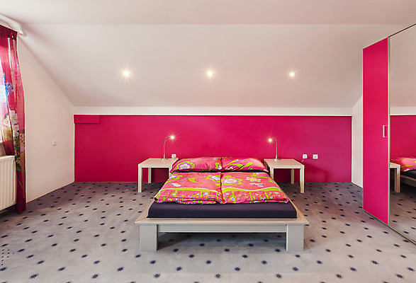 포토 JPG 해외이미지 라이프스타일 벽 쿠션 창문 베개 조명 실내 사람없음 가로 빨간색 빛 반사 유행 침실 거울 침대 커튼 고급 우아함 심플 빛망울 정리함 해외202004 해외포토 컬러 가구 컨셉 침구 내부 생활 파일형식 이미지허브