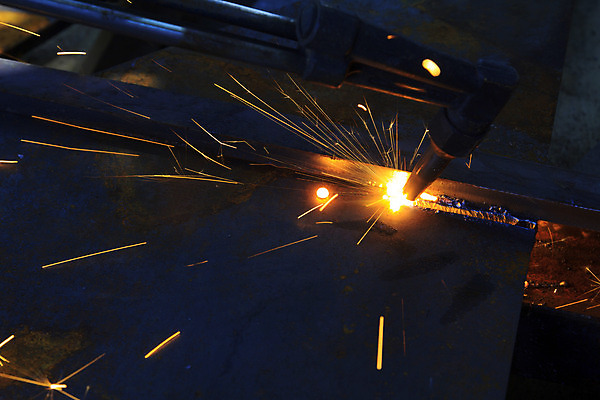 포토 JPG 해외이미지 직업 산업 안경 공장 불 불꽃 사람없음 빨간색 파란색 빛 금속 장비 도구 손전등 업무 뜨거움 액체 기술자 수리 제조 위험 자르기 철 버너 가스 산소 용접 용접공 주조 철강 해외202004 해외포토 자연요소 잡화 컬러 컨셉 공업 모션 재질 조명 작업 원소 파일형식 이미지허브