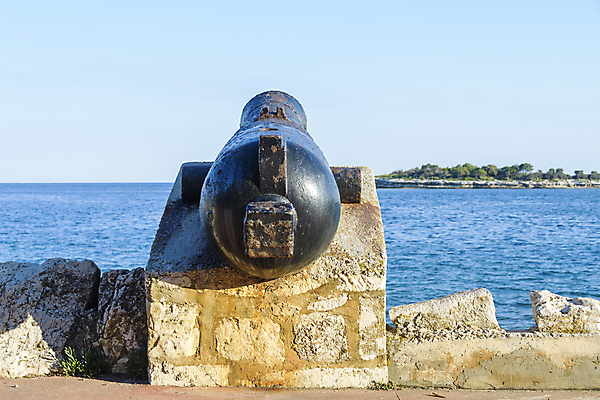 포토 JPG 해외이미지 전통 무기 바다 불 사람없음 금속 항구 힘 수확 골동품 성 중세 역사 스페인 재산 보호 목표 계획 발사 철 부식 박물관 군용 싸움 전쟁 슛 조준 육군 북쪽 팔 대포 강화 고립 옛날 수평선 해외202004 해외포토 자연요소 건축물 유럽 컨셉 농업 교통시설 모션 재질 군대 신체부위 금융 방향 파일형식 이미지허브