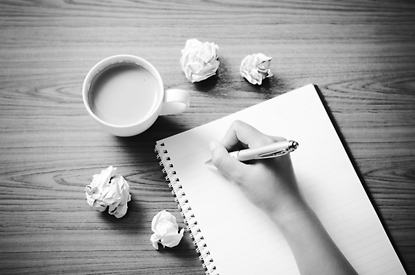 포토 JPG 해외이미지 손 커피 흑백 실내 신체부위 펜 공책 기록 잡기 종이뭉치 해외202004 해외포토 종이 음료 모션 문구용품 촬영기법 사람 내부 필기구 뭉치 파일형식 이미지허브