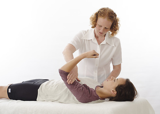 포토 JPG 해외이미지 백인 웰빙 여자 얼굴 근육 휴식 건강 사람 두명 치료 머리 스파 고통 시험 환자 의사 흰색 피부 테라피 물리치료 물리치료사 재활 해외202004 해외포토 서양인 교육 감정 컬러 컨셉 의학 신체부위 뷰티 의료진 치료사 파일형식 이미지허브