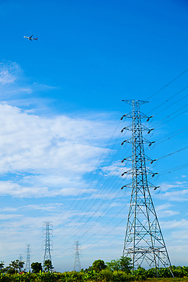 포토 JPG 해외이미지 나무 식물 산업 선 밭 건축양식 자연 하늘 프레임 사람없음 물 파란색 환경 탑 금속 힘 장비 발전기 에너지 역 위험 큼 전염 철사 볼트 봉 엔진 공학 세대 대패 분배 전압 철강 현재 힘찬 공급 해외202004 해외포토 자연요소 건축물 교육 건축 컬러 컨셉 농업 교통시설 재질 발전소 공구 질병 크기 생태계 감염 파일형식 이미지허브