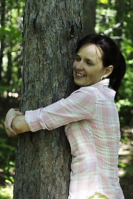 포토 JPG 해외이미지 주간 나무 여자 포옹 한명 미소 상반신 성인 야외 옆모습 성인여자한명만 해외202004 해외포토 자연요소 식물 1 뷰포인트 안기 표정 사람 여자한명만 성인여자만 파일형식 이미지허브