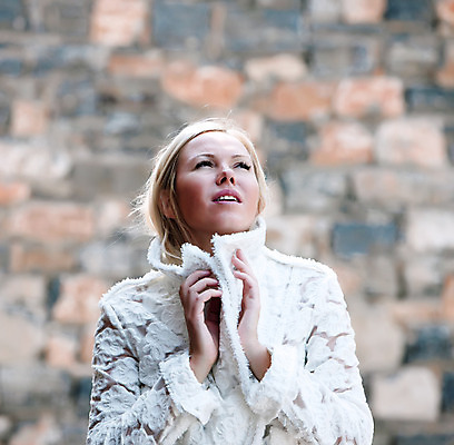 포토 JPG 해외이미지 1 여자 얼굴 날씨 한명 사람 성인 여름 흰색 우아함 만족 유일 해외202004 해외포토 계절 감정 컬러 컨셉 신체부위 파일형식 이미지허브