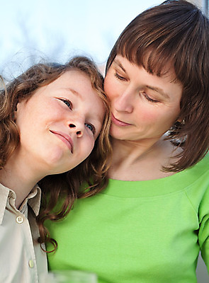 포토 JPG 해외이미지 여자 딸 행복 어린이 2 가족 포옹 엄마 함께함 사랑 사람 두명 10대 터치 해외202004 해외포토 감정 컨셉 관계 안기 청소년 파일형식 이미지허브