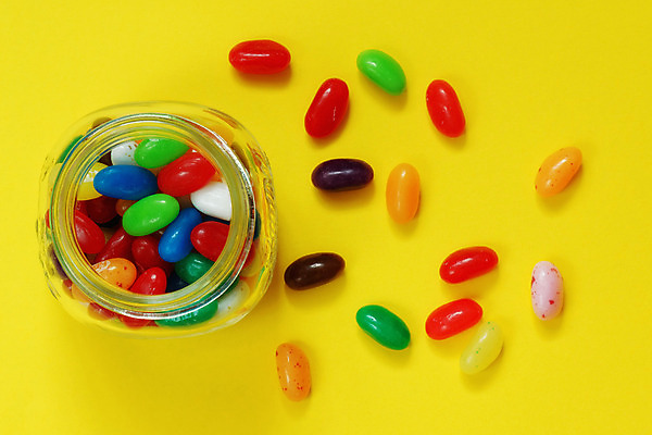 포토 JPG 해외이미지 어린이 음식 백그라운드 유리 콩 사탕 사람없음 빨간색 초록색 컬러풀 노란색 과자 검은색 여러개 흰색 대접 항아리 달콤 맛 설탕 쏟아짐 젤리 고립 해외202004 해외포토 컬러 다수 컨셉 모션 재질 디저트 곡류 사람 도자기 파일형식 이미지허브