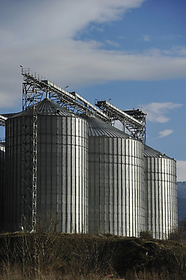 포토 JPG 해외이미지 농업 사다리 사람없음 빛 농작물 농장 상점 쓰레기통 시골 은색 큼 낟알 밀 보리 수납 골절 사일로 철강 해외202004 해외포토 산업 컬러 의학 곡류 도구 크기 파일형식 이미지허브