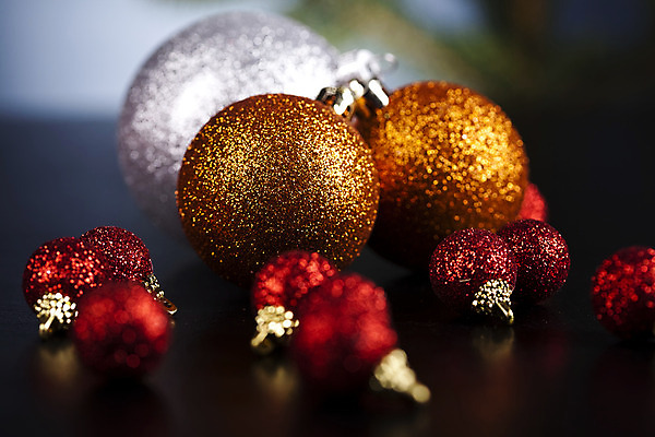 포토 JPG 해외이미지 크리스마스장식 크리스마스 검은배경 실내 사람없음 아웃포커스 장식볼 소프트포커스 오브젝트 오너먼트 해외202004 해외포토 기념일 백그라운드 촬영기법 내부 장식 검은색 파일형식 이미지허브