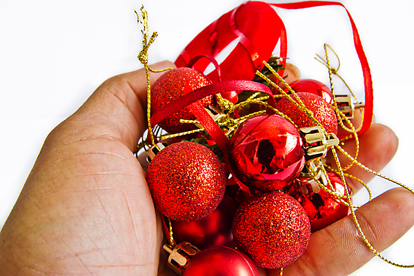 포토 JPG 해외이미지 손 크리스마스장식 크리스마스 실내 들기 사람없음 신체부위 빨간색 장식볼 오브젝트 흰배경 오너먼트 해외202004 해외포토 기념일 컬러 백그라운드 모션 사람 내부 장식 흰색 파일형식 이미지허브