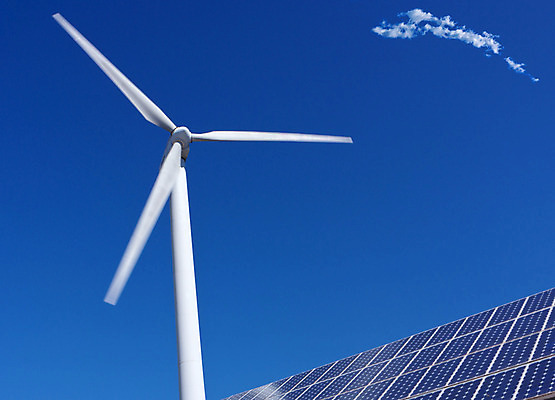 포토 JPG 해외이미지 자연 하늘 바람 사람없음 야외 초록색 파란색 빛 태양 환경 탑 풍차 발전기 에너지 흰색 판넬 보호 에코 프로펠러 태양에너지 자원 개발 효율 공급 해외202004 해외포토 자연요소 건축물 컬러 컨셉 날씨 발전소 그린에너지 생태계 파일형식 이미지허브