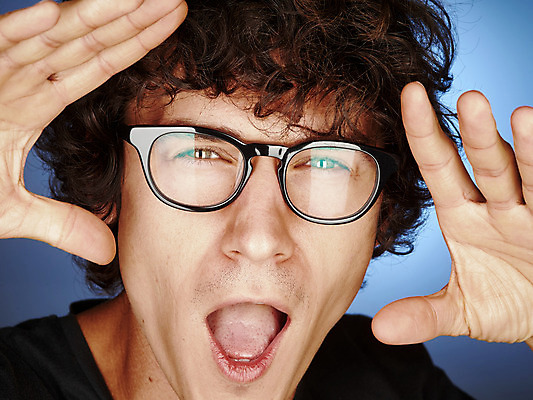 포토 JPG 해외이미지 백인 라이프스타일 남자 행복 감정 얼굴 성공 실내 한명 미소 사람 소년 성인 긍정 해외202004 해외포토 서양인 1 어린이 컨셉 표정 내부 생활 신체부위 파일형식 이미지허브