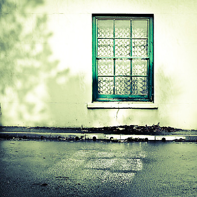 포토 JPG 해외이미지 창문 유리 날씨 거리 주택 프레임 그림자 사람없음 물 빛 햇빛 반사 손상 젖음 수확 가을 커튼 그물 보행로 복고 시멘트 타운 구식 그런지 썩음 옛날 콘크리트 판유리 해외202004 해외포토 자연요소 계절 길 컨셉 농업 재질 건물 태양 도시 파일형식 이미지허브