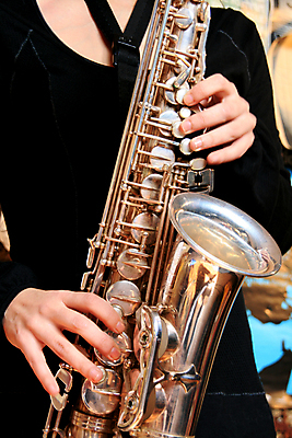 포토 JPG 해외이미지 여자 음악 연주 실내 한명 들기 상반신 성인 앞모습 색소폰 성인여자한명만 해외202004 해외포토 1 뷰포인트 모션 문화예술 사람 내부 목관악기 여자한명만 성인여자만 파일형식 이미지허브