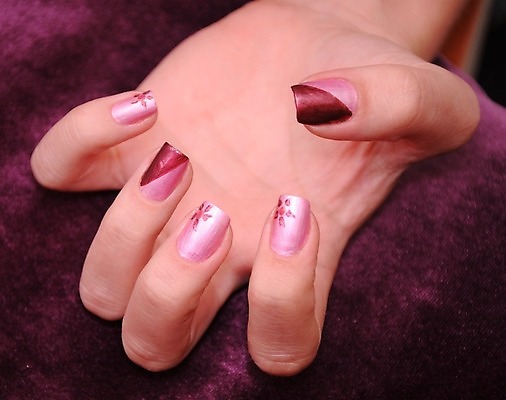 포토 JPG 해외이미지 손 여자 성인 사람없음 가로 빨간색 수건 화장품 흰색 손톱관리 손톱 대나무 순수 매니큐어 위생관리 의료성형뷰티 해외202004 해외포토 나무 컬러 컨셉 관리 사람 신체부위 위생용품 뷰티 네일아트 파일형식 이미지허브