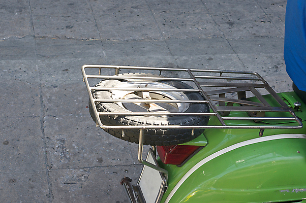 포토 JPG 해외이미지 아시아 도로 비즈니스 거리 사람없음 자전거 스쿠터 오토바이 화물 도시 바퀴 클래식 승차 모터 과부하 옛날 해외202004 해외포토 나라 길 컨셉 교통시설 모션 바이크 운송업 파일형식 이미지허브