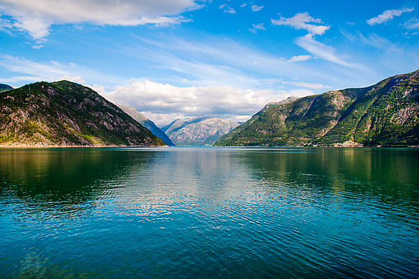 포토 JPG 해외이미지 구름 여행 자연 하늘 휴가 산 노르웨이 풍경 경사 사람없음 야외 초록색 물 파란색 고도 산등성이 북쪽 산악지대 심각 카피스페이스 해외202004 해외포토 자연요소 유럽 컬러 컨셉 공백 방향 생태계 파일형식 이미지허브