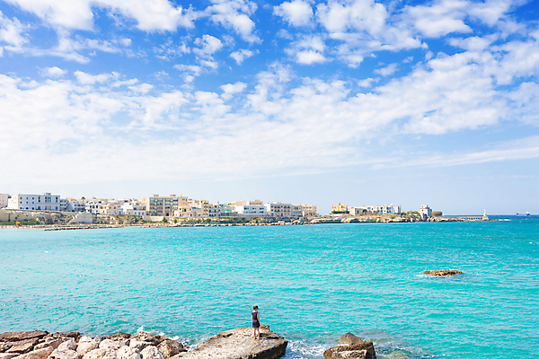 포토 JPG 해외이미지 전통 여자 유럽 바다 여행 휴가 한명 풍경 물 컬러풀 햇빛 걷기 항구 맑음 수영 이탈리아 산책로 도시 만 중세 역사 지중해 해안도시 암초 포트 스카이라인 리빙 두더지 터키석 해외202004 해외포토 자연요소 1 나라 길 컬러 교통시설 모션 날씨 사람 태양 수상스포츠 보석 파일형식 이미지허브