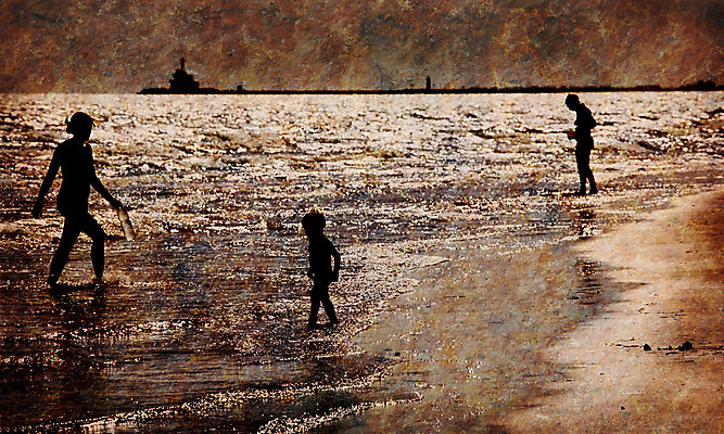 포토 JPG 해외이미지 전신 실루엣 어린이 바다 여행 가족 휴가 함께함 성인 야외 세명 걷기 그런지 해외202004 해외포토 컨셉 관계 모션 촬영기법 사람 파일형식 이미지허브