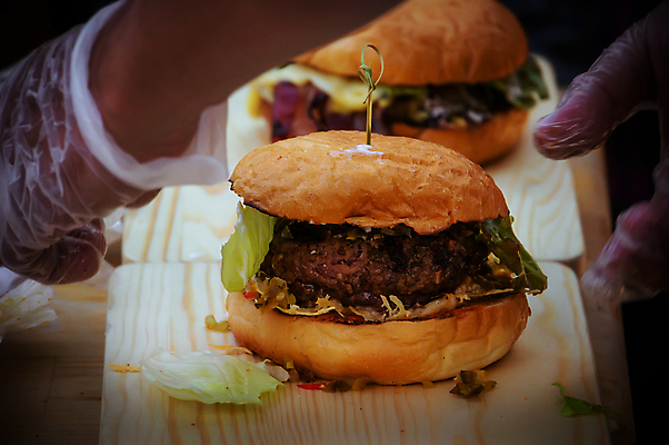 포토 JPG 해외이미지 손 패스트푸드 실내 요리 신체부위 햄버거 인스턴트 정크푸드 만들기 비네팅 나무도마 비닐장갑 해외202004 해외포토 음식 장갑 모션 도마 촬영기법 사람 내부 목재 파일형식 이미지허브