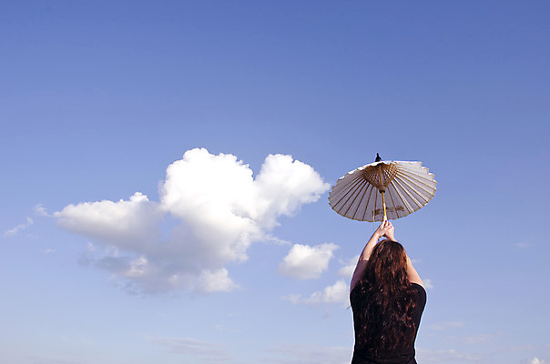 포토 JPG 해외이미지 1 라이프스타일 손 계절 여자 백그라운드 컨셉 우산 자연 서기 사람없음 검은색 기쁨 흰색 잡기 보호 양산 해외202004 해외포토 감정 컬러 모션 사람 생활 신체부위 생태계 파일형식 이미지허브