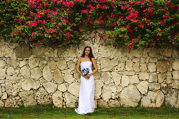 포토 JPG 해외이미지 모델 드레스 꽃 벽 꽃다발 포즈 결혼 자연 결혼식 갈색머리 한명 서기 웃음 야외 초록색 흰색 반지 가운 약혼 해외202004 해외포토 식물 1 헤어스타일 옷 컬러 장신구 모션 표정 사람 이벤트 생태계 약속 파일형식 이미지허브