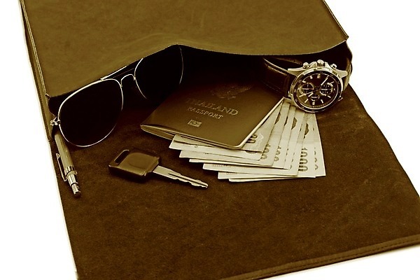 포토 JPG 해외이미지 남자 안경 스포츠 시계 여행 돈 가방 배낭 자동차 태국 열쇠 휴가 버스 실내 사람없음 야외 세트 소풍 펜 갈색 여행객 자전거 오토바이 시간 클래식 주머니 가죽 스마트 손목시계 준비 복고 여권 보험 세피아 옛날 혼자 스타일 해외202004 해외포토 잡화 아시아 육상교통 컬러 컨셉 장신구 대중교통 촬영기법 사람 내부 필기구 야외활동 바이크 재산 파일형식 이미지허브