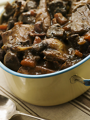 포토 JPG 해외이미지 식기 음식 채소 재료 주방용품 영국 육류 요리 사람없음 세로 숟가락 식사 저녁식사 치킨 소고기 게임 토끼 레드와인 비둘기 레시피 꿩 캐서롤 향나무 해외202004 해외포토 나무 유럽 생활용품 식재료 포유류 놀이 조류 수저 반려동물 와인 용기_그릇 닭고기요리 파일형식 이미지허브