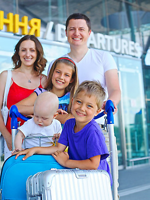 포토 JPG 해외이미지 커플 남자 행복 어린이 여행 가족 엄마 함께함 사랑 서기 사람 소년 여러명 성인 여행객 캐리어 여행가방 짐 아기 아빠 공항 남동생 공항카트 해외202004 해외포토 감정 다수 컨셉 가방 관계 교통시설 모션 카트 동생 파일형식 이미지허브