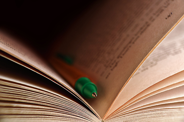 포토 JPG 해외이미지 종이 텍스트 추상 사람없음 책 빛 독서 연필 펜 기록 오픈 도서관 인쇄 심볼 교과서 문학 페이지 양장본 해외202004 해외포토 교육 무늬 학용품 교재 필기구 파일형식 이미지허브