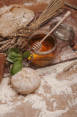 포토 JPG 해외이미지 식물 구름 전통 음식 빵 조각 백그라운드 다이어트 채소 과일 자연 탁자 하늘 아침 치즈 건조 파스타 건강 옥수수 씨앗 사람없음 목재 파란색 빛 갈색 주방 식사 빵집 맛 아침식사 상품 굽기 향수 준비 유기농 심플 밀가루 꿀 덩어리 작살 호밀 귀리 해외202004 해외포토 주간 자연요소 나무 웰빙 컬러 가구 컨셉 재료 유제품 곡류 서양음식 상점 화장품 가루 구이 생태계 파일형식 이미지허브