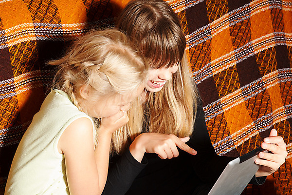 포토 JPG 해외이미지 백인 학생 라이프스타일 교육 행복 어린이 2 인터넷 주택 함께함 웃음 사람 두명 10대 친구 노트북 스마트폰 컴퓨터 태블릿 터치패드 독서 알약 디지털 기쁨 터치 연결 무선전화기 자매 전자 패드 네트워킹 해외202004 해외포토 서양인 여자 감정 컨셉 가족 관계 청소년 표정 건물 생활 전자제품 핸드폰 스마트기기 약 네트워크 전화기 파일형식 이미지허브