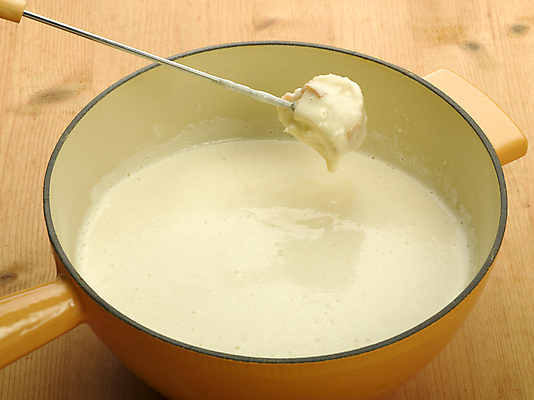 포토 JPG 해외이미지 전통 길 음식 빵 포크 겨울 치즈 따뜻함 사람없음 노란색 파티 와인 식사 저녁식사 우유 신선 먹기 스위스 고립 칼슘 해외202004 해외포토 식기 계절 유럽 컬러 모션 유제품 주류 이벤트 파일형식 이미지허브