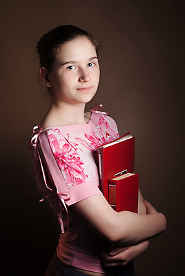 포토 JPG 해외이미지 1 학생 라이프스타일 응시 여학생 여자 교육 행복 얼굴 어린이 갈색머리 한명 사람 10대 스터디 독서 역사 고독 문학 사춘기 해외202004 해외포토 헤어스타일 시선 감정 청소년 생활 신체부위 학습 파일형식 이미지허브