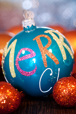 포토 JPG 해외이미지 영어 크리스마스장식 크리스마스 실내 근접촬영 사람없음 아웃포커스 장식볼 오브젝트 오너먼트 해외202004 해외포토 문자 기념일 뷰포인트 촬영기법 내부 장식 파일형식 이미지허브