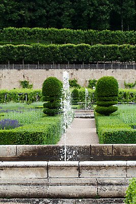 포토 JPG 해외이미지 식물 공원 꽃 백그라운드 밭 재료 자연 사람없음 장식 여름 울타리 정원 계곡 보라색 궁전 프랑스 시골 원형 허브 분수 향기 냄새 아로마 향 아로마테라피 라벤더 내추럴 프랑스어 프로방스 해외202004 해외포토 도형 문자 계절 공공시설 유럽 컬러 고건축 농업 담장 생태계 테라피 파일형식 이미지허브
