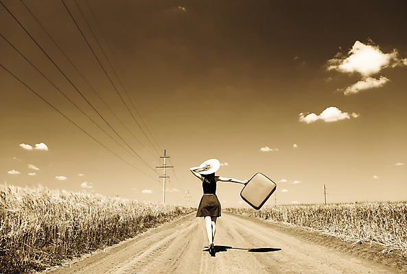 포토 JPG 해외이미지 1 응시 드레스 옷 여자 감정 도로 길 여행 밭 가방 자연 바람 한명 성인 야외 노란색 유행 마을 여행가방 봄 자유 수확 시골 클래식 복고 유지 무료 방법 우크라이나 혼자 해외202004 해외포토 자연요소 시선 잡화 계절 유럽 컬러 컨셉 농업 교통시설 날씨 사람 생태계 파일형식 이미지허브