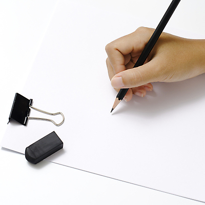 포토 JPG 해외이미지 손 종이 실내 들기 신체부위 연필 기록 잡기 지우개 서류집게 해외202004 해외포토 모션 학용품 집게 사람 내부 필기구 파일형식 이미지허브