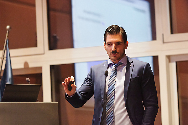 포토 JPG 해외이미지 남자 실내 말하기 한명 들기 정장 상반신 성인 앞모습 비즈니스맨 강의 강당 성인남자한명만 해외202004 해외포토 1 옷 뷰포인트 비즈니스 모션 사람 내부 직장인 남자한명만 성인남자만 파일형식 이미지허브