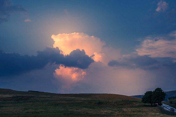 포토 JPG 해외이미지 구름 영어 공원 유럽 도로 자동차 자연 하늘 영국 잉글랜드 풍경 사람없음 야외 여름 컬러풀 어둠 황혼 일몰 시골 저녁 큼 요크셔테리어 북쪽 왕국 전국 해외202004 해외포토 자연요소 문자 계절 공공시설 나라 길 육상교통 컬러 교통시설 노을 야간 크기 테리어 방향 생태계 파일형식 이미지허브