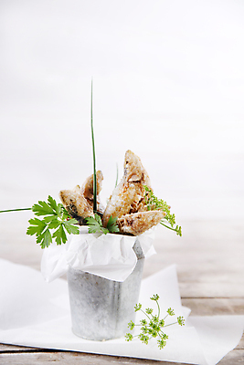 포토 JPG 해외이미지 실내 통 사람없음 튀김 담기 나무탁자 멸치 앤초비 종이호일 해외202004 해외포토 음식 모션 탁자 어류 내부 파일형식 이미지허브