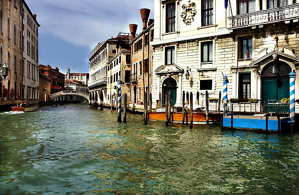 포토 JPG 해외이미지 바다 여행 거리 사람없음 건물 물 여름 이탈리아 도시 보트 곤돌라 지중해 운하 베네치아 석호 해외202004 해외포토 자연요소 건축물 계절 유럽 배_교통 파일형식 이미지허브