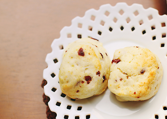 포토 JPG 해외이미지 전통 식기 접시 영어 음식 2 과일 탁자 딸기 디저트 영국 쟁반 요리 사람없음 목재 빨간색 케이크 흰색 대접 신선 닫기 달콤 잼 굽기 크림 복고 산딸기 젤리 넘어짐 소셜네트워크 파스텔톤 필터 핸드메이드 해외202004 해외포토 나무 문자 유럽 컬러 가구 재료 모션 소스_음식 맛 구이 파일형식 이미지허브