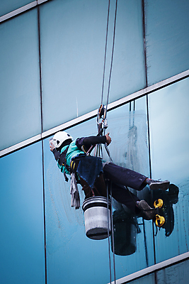 포토 JPG 해외이미지 주간 전신 남자 밧줄 매달리기 외벽 한명 앉기 빌딩 성인 야외 건물 뒷모습 반사 잡기 작업 닦기 청소부 유리창청소 성인남자한명만 해외202004 외벽청소 해외포토 자연요소 직업 1 건축물 줄 벽 뷰포인트 모션 사람 청소 남자한명만 성인남자만 파일형식 이미지허브