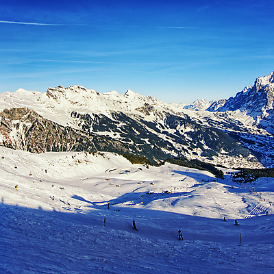 포토 JPG 해외이미지 여자 남자 스포츠 여행 겨울 하늘 휴가 스키 산 경사 사람없음 빨간색 파란색 태양 흰색 스위스 휴양지 알프스 산악지대 절정 해외202004 해외포토 자연요소 계절 유럽 컬러 겨울스포츠 사람 장소 파일형식 이미지허브