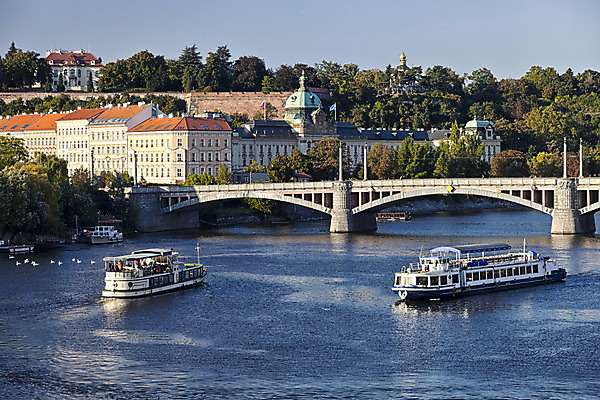포토 JPG 해외이미지 나무 구름 외관 응시 유럽 종교 문화 여행 건축양식 하늘 사람없음 야외 건물 물 파란색 강 컬러풀 성당 탑 맑음 일몰 봄 도시 개화 보트 중세 역사 성자 야간 극장 속도 체코 프라하 타운 고딕 옛날 전국 해외202004 해외포토 자연요소 식물 건축물 시선 계절 건축 꽃 나라 컬러 배_교통 종교건축 날씨 노을 파일형식 이미지허브