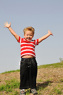 포토 JPG 해외이미지 옷 남자 행복 무기 어린이 자연 건강 한명 사람 소년 빛 희망 힘 기쁨 에너지 자유 성장 작음 염원 표현성 해외202004 해외포토 1 감정 컨셉 크기 생태계 파일형식 이미지허브