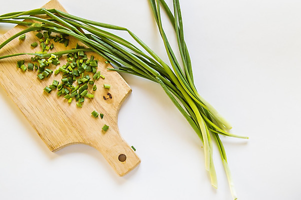 포토 JPG 해외이미지 나무 식물 음식 줄기 백그라운드 잎 농업 다이어트 채소 자연 양파 도마 건강 요리 사람없음 목재 초록색 주방 봄 샐러드 흰색 신선 그룹 플랫 칼 자르기 다발 허브 준비 유기농 날것 슬라이스 부추 내추럴 고립 채식주의자 카피스페이스 개조 해외202004 해외포토 웰빙 계절 산업 컬러 재료 모션 주방용품 공백 생태계 채식 파일형식 이미지허브
