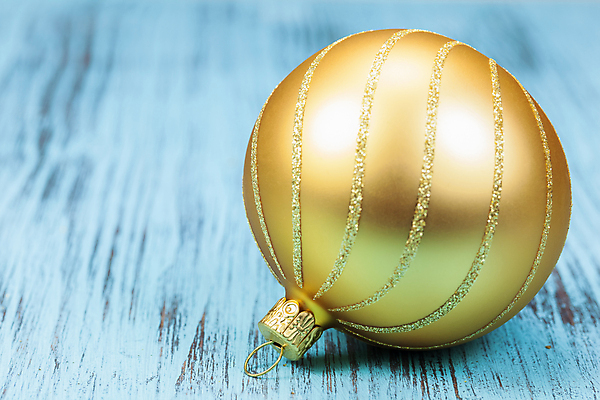 포토 JPG 해외이미지 스튜디오촬영 크리스마스장식 크리스마스 실내 사람없음 한개 노란색 장식볼 오브젝트 오너먼트 나무배경 해외202004 해외포토 1 기념일 컬러 백그라운드 내부 장식 파일형식 이미지허브