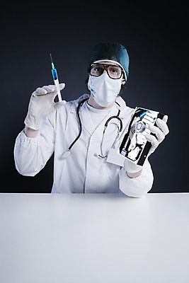 포토 JPG 해외이미지 백인 남자 산업 컨셉 청소년 주사기 한명 안전 컴퓨터 자료 장비 의사 오픈 기술자 엔지니어 바이러스 수리 암호 보호 문제 보안장치 깨짐 방화벽 지원 치유 해외202004 해외포토 서양인 직업 1 의료기기 사람 전자제품 의료진 보안 파일형식 이미지허브