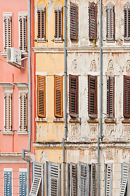 포토 JPG 해외이미지 디자인 유럽 도로 여행 패턴 창문 호텔 휴가 거리 주택 사람없음 건물 장식 마을 도시 블라인드 중세 역사 엽서 크로아티아 셔터 여관 구시가지 연금 해외202004 해외포토 건축물 나라 길 무늬 교통시설 숙소 커튼 편지 파일형식 이미지허브